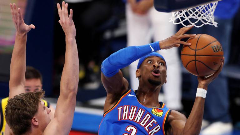 OKLAHOMA CITY, OKLAHOMA - JUNE 08: Shai Gilgeous-Alexander #2 of the Oklahoma City Thunder attempts a layup against the Indiana Pacers during the fourth quarter in Game Two of the 2025 NBA Finals at Paycom Center on June 08, 2025 in Oklahoma City, Oklahoma. (Photo by William Purnell / GETTY IMAGES NORTH AMERICA / Getty Images via AFP)