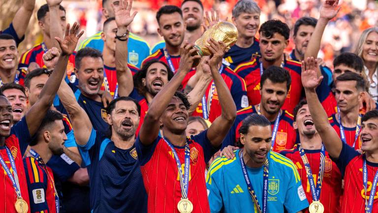 EAST RUTHERFORD, NEW JERSEY - JULY 19: Lamine Yamal #19 of Spain lifts the FIFA World Cup Winner’s Trophy after the team’s victory following the FIFA World Cup 2026 Final match between Spain and Argentina at New York New Jersey Stadium on July 19, 2026 in East Rutherford, New Jersey. David Ramos/Getty Images/AFP (Photo by David Ramos / GETTY IMAGES NORTH AMERICA / Getty Images via AFP)