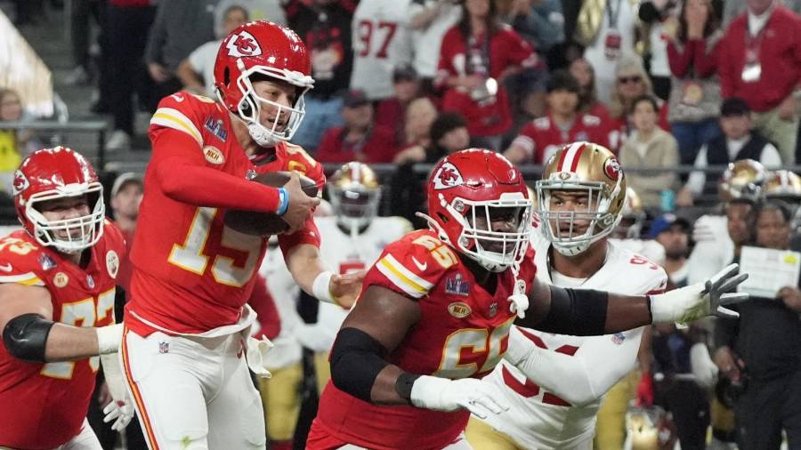 $!Kansas City Chiefs' quarterback #15 Patrick Mahomes holds the ball during Super Bowl LVIII between the Kansas City Chiefs and the San Francisco 49ers at Allegiant Stadium in Las Vegas, Nevada, February 11, 2024. (Photo by TIMOTHY A. CLARY / AFP)