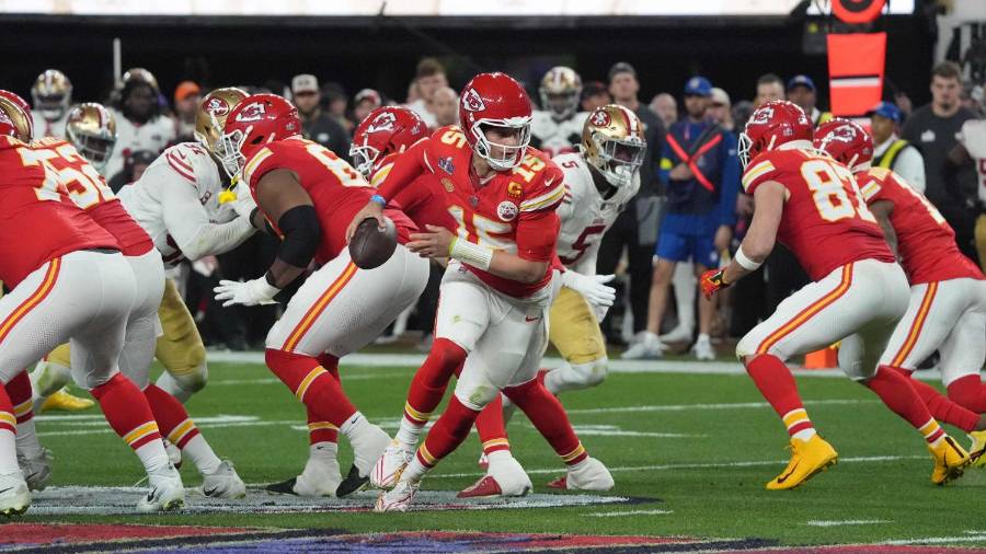 $!Kansas City Chiefs' quarterback #15 Patrick Mahomes runs with the ball during Super Bowl LVIII between the Kansas City Chiefs and the San Francisco 49ers at Allegiant Stadium in Las Vegas, Nevada, February 11, 2024. (Photo by TIMOTHY A. CLARY / AFP)