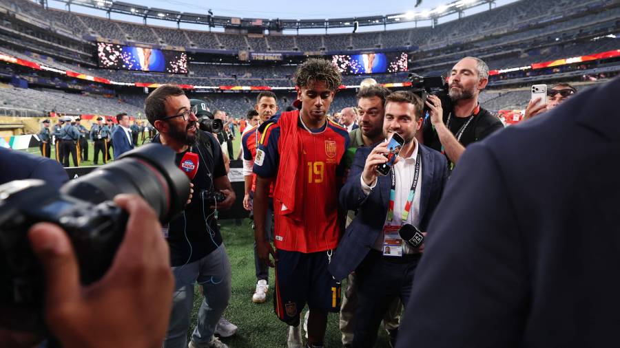 $!EAST RUTHERFORD, NEW JERSEY - JULY 19: Lamine Yamal #19 of Spain walks off the pitch after the team's victory following the FIFA World Cup 2026 Final match between Spain and Argentina at New York New Jersey Stadium on July 19, 2026 in East Rutherford, New Jersey. Justin Setterfield/Getty Images/AFP (Photo by Justin Setterfield / GETTY IMAGES NORTH AMERICA / Getty Images via AFP)
