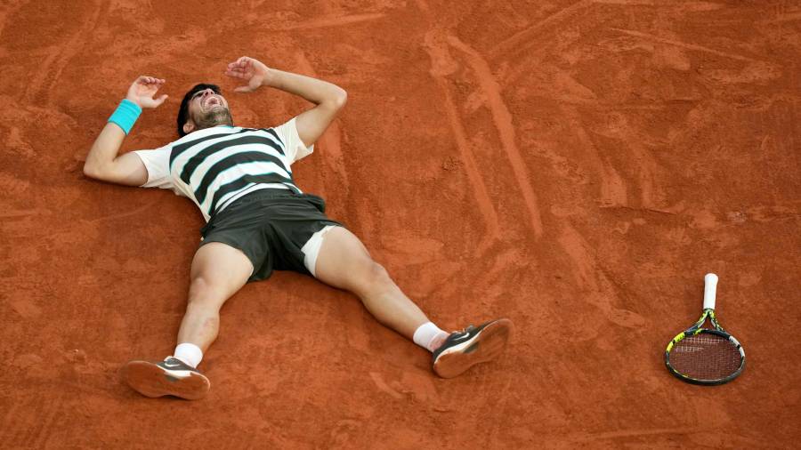 TOPSHOT - Spain's Carlos Alcaraz celebrates after winning the men's singles final match against Italy's Jannik Sinner on day 15 of the French Open tennis tournament on Court Philippe-Chatrier at the Roland-Garros Complex in Paris on June 8, 2025. (Photo by Dimitar DILKOFF / AFP)