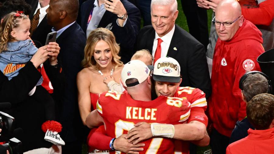 $!Kansas City Chiefs' tight end #87 Travis Kelce and Kansas City Chiefs' quarterback #15 Patrick Mahomes hug after winning Super Bowl LVIII against the San Francisco 49ers at Allegiant Stadium in Las Vegas, Nevada, February 11, 2024. (Photo by Patrick T. Fallon / AFP)