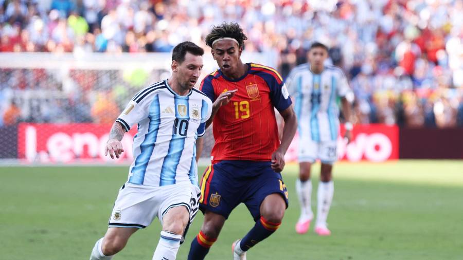 $!EAST RUTHERFORD, NEW JERSEY - JULY 19: Lionel Messi #10 of Argentina controls the ball against Lamine Yamal #19 of Spain during the FIFA World Cup 2026 Final match between Spain and Argentina at New York New Jersey Stadium on July 19, 2026 in East Rutherford, New Jersey. Carl Recine/Getty Images/AFP (Photo by Carl Recine / GETTY IMAGES NORTH AMERICA / Getty Images via AFP)